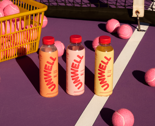 UNWELL HYDRATION Product Lifestyle Shot on the tennis court